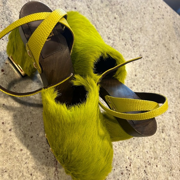 FENDI SHOES Lime Green with gold detail heel. - Picture 6 of 7